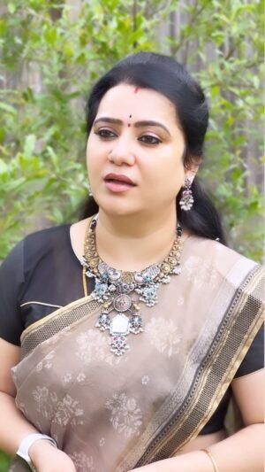 Pranathy Sadhanala Instagram - Idi blooper 😄🫶🏻 ఎందుకో చెప్పుకోండి #bloooper #pranathymanasupalike
