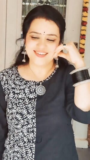 Pranathy Sadhanala Instagram - శుభోదయం నేస్తాలు🖤 గల గల గాజులు చేతుల కోసం 🖤
#goodmorning 
.

#godblessyouall 
.

#blackalltimefavourite♠️ 
.

#reelitfeelit 
.

#neemeesammedaottesthavaa💯 
.

#pranathymanasupalike