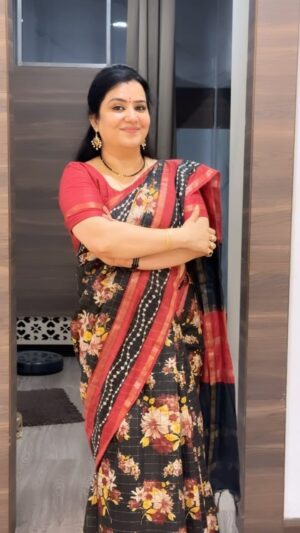 Pranathy Sadhanala Instagram - శుభోదయం నేస్తాలు 🖤❤️ Saree is an emotion ❤️🖤
sareee @maguvasvastranidhi 
#goodmorning 
#godblessyouall 
#sareeisanemotion 
#maguvasvastranidhi 
#reelitfeelit 
#🖤❤️ 
#sareelove 
#sareecollection 
#exxplorepage✨ 
#pranathymanasupalike