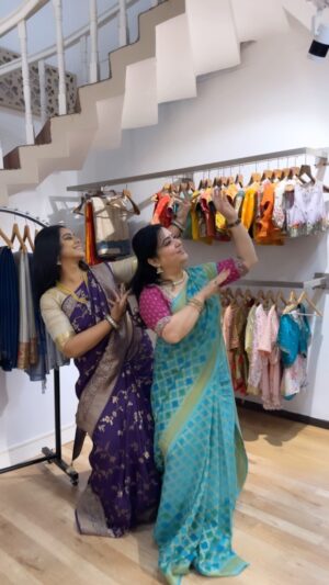 Pranathy Sadhanala Instagram - నిన్నే క్లాస్ మొదలు పెట్టా 
కాస్తైనా నేర్చుకున్నానా?
బానే చేశానా?
😀🧿ఇద్దరు డాన్స్ పిచ్చోళ్ళు కలిస్తే ఇంతే ఇంకా ఇంకాఇంకా ఇంకా వస్తూనే ఉంటాయి 
sarees by @mokshacouture 

#dancemodeon 
.
#premratandhanpayo 
.
#reelitfeelit 
.
#funtimewithbestie 
.
#explorepage✨ 
.
#mokshacouture 
.
#pranathymanasupalike