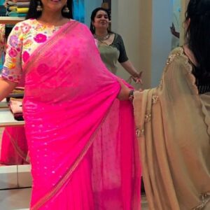 Pranathy Sadhanala Instagram - 1st  mark deniki?
Cheeralu baunnaya?
Steppulu baunnaya?
Memu bagunnama?
💟💟💟💟💟💟💟💟
1st movie folklore, hit song trending  reel with my dearest sis
@pranathymanasupalike 
💕💕💕💕💕💕💕💕💕
.
Beautiful saree 
Designer blouses
@mokshacouture 
🤍🤍🤍🤍🤍🤍🤍🤍🤍
.
Hairstyle
@lakshmi_hair_makeup
🖤🖤🖤🖤🖤🖤🖤🖤
.
#jyothakkaquotes #saree #designer #folkdance