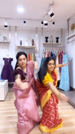 Pranathy Sadhanala Instagram - ఇవాళే డాన్స్ క్లాస్ లో join అయ్యాను 🩷గురువుగారు @jyothireddyoffi 
Sarees by @mokshacouture 
.
#funtimewithfriends❤️ 
.
.
#reelitfeelit 
.
.
#pranathymanasupalike