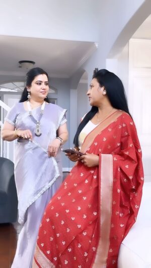 Pranathy Sadhanala Instagram - నేను ఫోన్ పట్టుకెళ్లడం మర్చిపోయా😄
saree details :Soft jimmi choo Organza tissue silk sarees running blouse piece 1600  @hansicollections 
Jewelry @sparklesbyswathi 
@renusreetalks 
#bff 
#funwithbestie 
#sareelovee 
#explorepage 
#pakkasouthindian 
#reelitfeelit 
#pranathymanasupalike