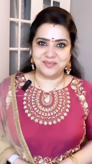 Pranathy Sadhanala Instagram - క్షణంలో మాయమౌతావని నాతో ముందే ఈ మాటలు చెప్పించావేమో నాన్న .

 కష్టపడకుండా ,కష్టపెట్టకుండా నలుగురికి మంచి చేయాలన్న ఆలోచన మాకు నేర్పి ,నీ చిరునవ్వుల రూపాన్ని మా కళ్లలో నిలిపావు.

నువ్వు చెప్పిన మాటలు ,నువ్వు నేర్పిన మంచి పాఠాలు నా తుదిశ్వాస దాకా గుర్తుచేసుకుంటూ పాటిస్తా🙏 .Loveyou నాన్న😭💖

#missyounanna😭😭 
#maatemantramu 
#myvoice 
#motivational 
#bepostive 
#liveandletlive 
#respectothers 
#reelitfeelit 
#pranathymanasupalike