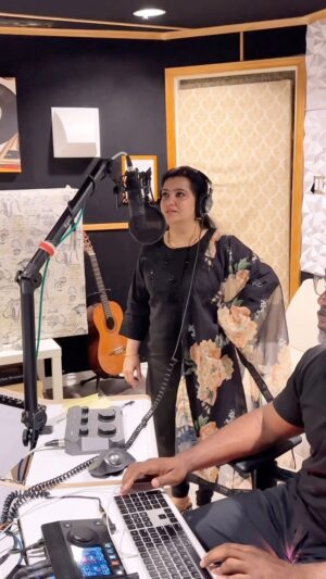 Pranathy Sadhanala Instagram - డబ్బింగ్ టైం…. India project -US lo dubbing 
నచ్చిన పనిలో ఉండే ఆనందం వేరు😍
VC @roja4rocks THANK YOU DARLING 🖤 
#dubbingtime🎙️🎧 #pranathymanasupalike