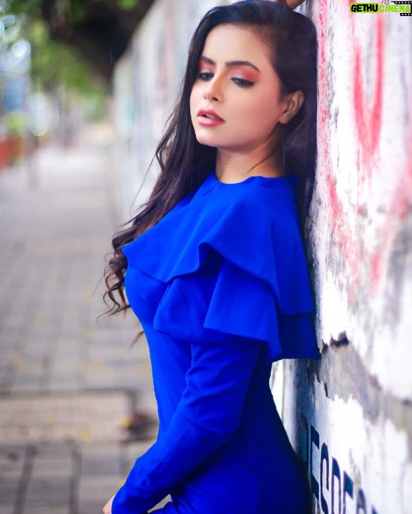 Pratiksha Rai Instagram - 💙🗨 #summervibes#sumeroutfit#floraldresses#colourfuldress#hat#mumbai#actorlife#photoshoot#outdoorshoot#potraitshoot#portraitphotography#pratiksharai#indiantelevision#bluedress