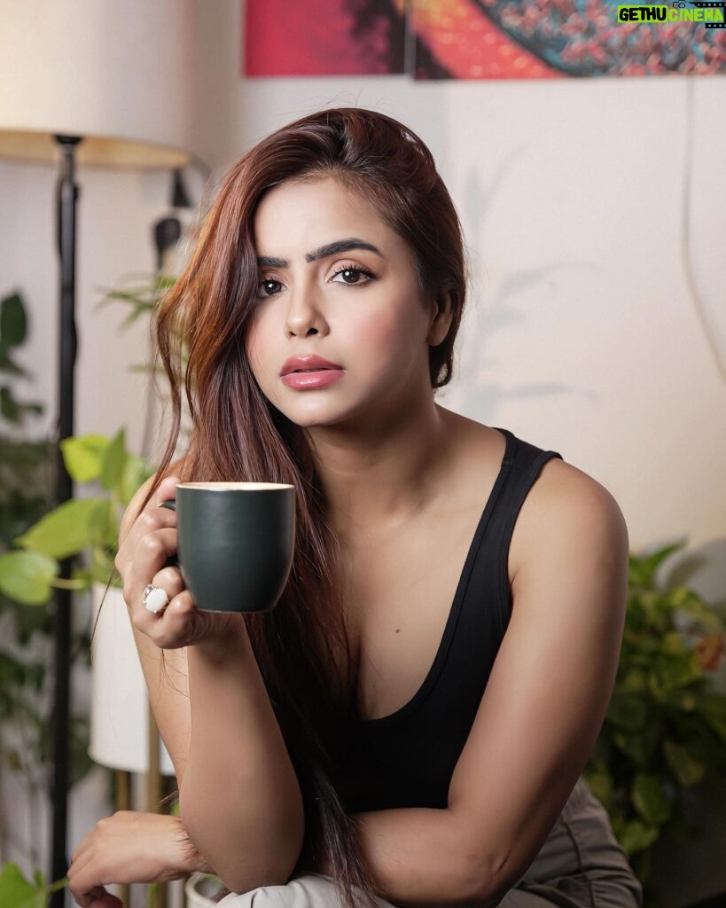 Pratiksha Rai Instagram - Coffee anyone ?? Photographer- @sk_portraitgallery 🌹 #summervibes#sumeroutfit#floraldresses#colourfuldress#hat#mumbai#actorlife#photoshoot#indoorshoot#potraitshoot#pratiksharai#indiantelevision