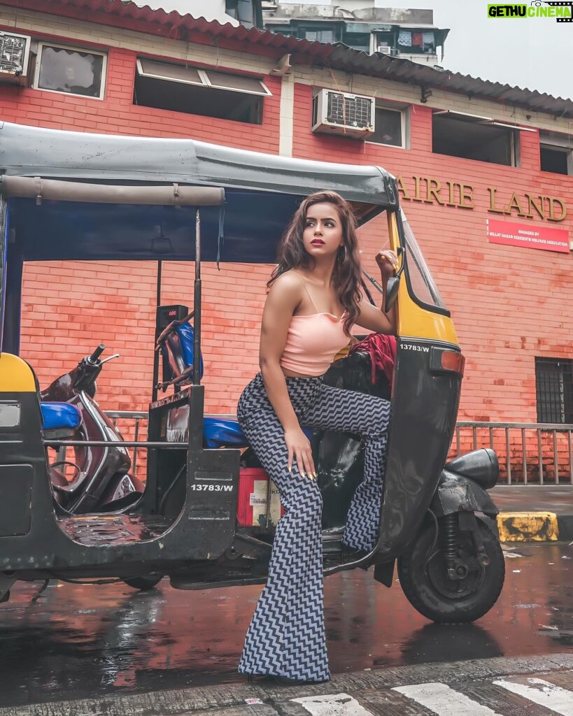 Pratiksha Rai Instagram - Toh Aaj kaha chalein …???? #summervibes#sumeroutfit#floraldresses#colourfuldress#hat#mumbai#actorlife#photoshoot#outdoorshoot#potraitshoot#portraitphotography#pratiksharai#indiantelevision