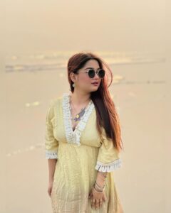 Pratyusha Paul Instagram - 𝘢 𝘭𝘰𝘷𝘦 𝘭𝘦𝘵𝘵𝘦𝘳 𝘵𝘰 𝘨𝘰𝘭𝘥𝘦𝘯 𝘴𝘬𝘪𝘦𝘴..💌🌞🐌🌴🌅🧺 . . . . . . . . . . . . . . #beach #beachvibes #sunset #beachgirl #sunsetgirl #sunstechaser #vacation #sunday #goldenhour