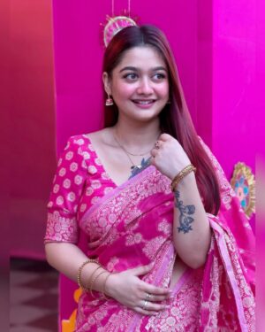 Pratyusha Paul Instagram - 𝘐𝘳𝘰𝘯𝘪𝘤𝘢𝘭𝘭𝘺, 𝘪𝘵 𝘭𝘰𝘰𝘬𝘴 𝘭𝘪𝘬𝘦 𝘐 𝘤𝘢𝘯 𝘩𝘢𝘯𝘥𝘭𝘦 𝘮𝘺 𝘱𝘢𝘭𝘭𝘶 𝘣𝘦𝘵𝘵𝘦𝘳 𝘵𝘩𝘢𝘯 𝘮𝘺 𝘱𝘳𝘰𝘣𝘭𝘦𝘮𝘴..🪷🕊️🪞💘✨ 
.
.
.
.
.
.
.
.
.
.
.
.
.
.
.
#saree #sareelove #desigirl #bengali #fashion #ethnic #sareeinspiration #instagood #instagram #explore #foryou #picoftheday #lookoftheday #minimalism #fashionista