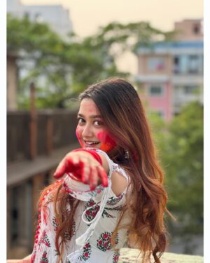 Pratyusha Paul Instagram - मोहे रंग लगा दे रे ♥️✨
PS-Sorry for spamming guys I just can’t get over these pictures 🤌🏻🙈 I promise this is the last post from that day, please bear with me. Thank you 🙏🏻 byeee 😘