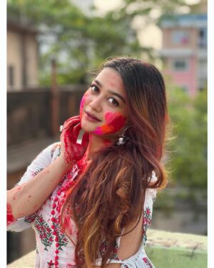 Pratyusha Paul Instagram - मोहे रंग लगा दे रे ♥️✨
PS-Sorry for spamming guys I just can’t get over these pictures 🤌🏻🙈 I promise this is the last post from that day, please bear with me. Thank you 🙏🏻 byeee 😘