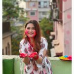 Pratyusha Paul Instagram - - 𝘊𝘭𝘦𝘢𝘳𝘭𝘺, 𝘐 𝘤𝘰𝘶𝘭𝘥𝘯’𝘵 𝘱𝘪𝘤𝘬 𝘫𝘶𝘴𝘵 𝘰𝘯𝘦 𝘱𝘩𝘰𝘵𝘰 𝘵𝘰 𝘱𝘰𝘴𝘵 𝘧𝘳𝘰𝘮 𝘵𝘩𝘪𝘴 𝘥𝘢𝘺..🦚💓🌼🎨💙🎑 (দোল পূর্ণিমা) #holifestival #holi2024 #festivalofcolors #krishna #dolpurnima #loveisintheair #holi
