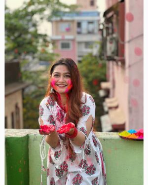 Pratyusha Paul Instagram - - 𝘊𝘭𝘦𝘢𝘳𝘭𝘺, 𝘐 𝘤𝘰𝘶𝘭𝘥𝘯’𝘵 𝘱𝘪𝘤𝘬 𝘫𝘶𝘴𝘵 𝘰𝘯𝘦 𝘱𝘩𝘰𝘵𝘰 𝘵𝘰 𝘱𝘰𝘴𝘵 𝘧𝘳𝘰𝘮 𝘵𝘩𝘪𝘴 𝘥𝘢𝘺..🦚💓🌼🎨💙🎑 (দোল পূর্ণিমা)

#holifestival #holi2024 #festivalofcolors #krishna #dolpurnima #loveisintheair #holi