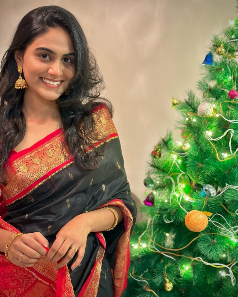Preetha Instagram - With a smile on your face and hope in your heart, let us welcome the good times Christmas is going to bring along. ♥️ Merry Christmas to each one of you ✨ Love you all♥️😘 #christmas2023 #itspreetha_official
