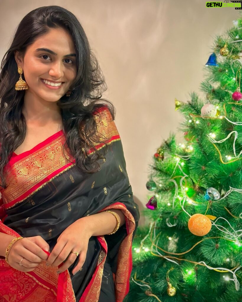 Preetha Instagram - With a smile on your face and hope in your heart, let us welcome the good times Christmas is going to bring along. ♥️ Merry Christmas to each one of you ✨ Love you all♥️😘 #christmas2023 #itspreetha_official