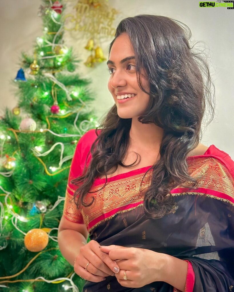 Preetha Instagram - With a smile on your face and hope in your heart, let us welcome the good times Christmas is going to bring along. ♥️ Merry Christmas to each one of you ✨ Love you all♥️😘 #christmas2023 #itspreetha_official