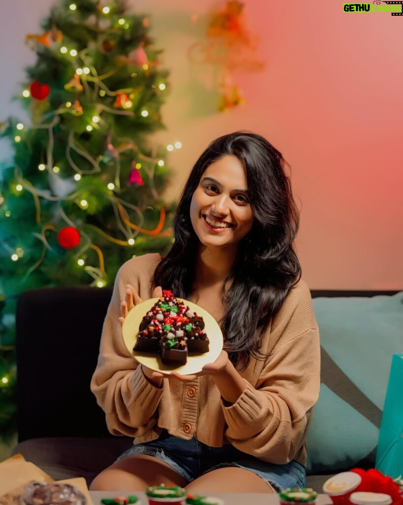 Preetha Instagram - Frozen in love✨🤍 with @thebrowniestudio.official ❤️ Captured @francisxavier_official 🔥 Embrace the festive spirit with these delectable Christmas and New Year hampers from the amazing cake brand in Chennai! @thebrowniestudio.official Indulge in the goodness of tree-shaped cakes, plum cakes, cupcakes, and more. 🎄 Christmas Hamper (₹999): Tree-Shaped cake Plum cake Gift Bag 🌟 Special Tree Cake & Plum Cake Hamper (₹999): Tree-Shaped cake Plum Cake Gift Bag 🎉 New Year Hamper (₹1499): Party Hat cake Party Hat Cupcakes - 2 nos Almond Cookies - 4 nos Melt in Cookies - 4nos Gift Bag Trust me, every bite is pure bliss! Pre-book now and treat your taste buds to a delightful celebration. 🎁🥳 #FestiveFlavors #DeliciousDelights #PreBookNow"