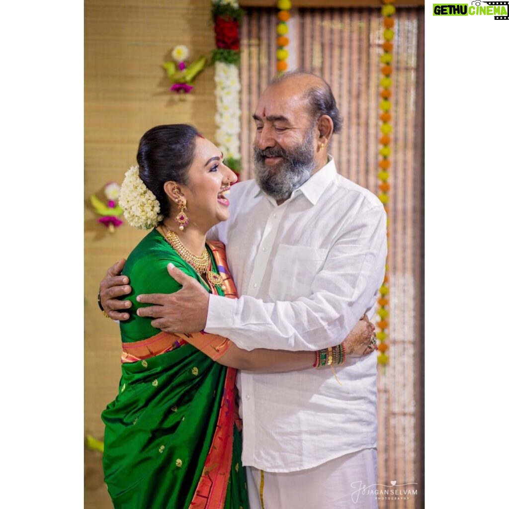 Preetha Vijayakumar Instagram - Appa you always bring out the real laughter in me😘 #mysupportsystem #mystrength #realhero #bestfatherever #varalakshmivratham #nombu2021 #favdayoftheyear