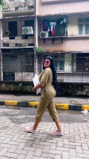 Preethi Kitchappan Instagram - Antha Arabi kadaloram….walking by the streets of the Arabian Sea…♥️

#anthaarabickadaloram #mumbai #mumbaikar #mumbaidairies #instagood #instagram #fyp #explore #explorepage #birthdaygirl #arrahman #rain #humma #instago #instagram #reels #reelsindia #reelitfeelit #reelkarofeelkaro #reelviral #reeltoreel #instareels