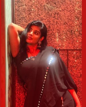 Preethi Kitchappan Instagram - Life is short so let my Pallu be long…..

Six yards of simple sophistication 🖤🤍🖤

#sareelover #saree #black #sareelove #pic #picoftheday #instafashion #black #insta #instagram #explorepage #explore #trending #blacksaree #instamood #moodygrams #photo #photoshoot #photographer #instapic #instadaily