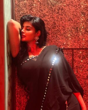 Preethi Kitchappan Instagram - Life is short so let my Pallu be long…..

Six yards of simple sophistication 🖤🤍🖤

#sareelover #saree #black #sareelove #pic #picoftheday #instafashion #black #insta #instagram #explorepage #explore #trending #blacksaree #instamood #moodygrams #photo #photoshoot #photographer #instapic #instadaily