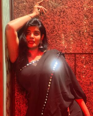 Preethi Kitchappan Instagram - Life is short so let my Pallu be long…..

Six yards of simple sophistication 🖤🤍🖤

#sareelover #saree #black #sareelove #pic #picoftheday #instafashion #black #insta #instagram #explorepage #explore #trending #blacksaree #instamood #moodygrams #photo #photoshoot #photographer #instapic #instadaily