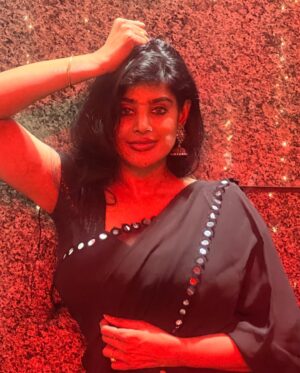 Preethi Kitchappan Instagram - Life is short so let my Pallu be long…..

Six yards of simple sophistication 🖤🤍🖤

#sareelover #saree #black #sareelove #pic #picoftheday #instafashion #black #insta #instagram #explorepage #explore #trending #blacksaree #instamood #moodygrams #photo #photoshoot #photographer #instapic #instadaily