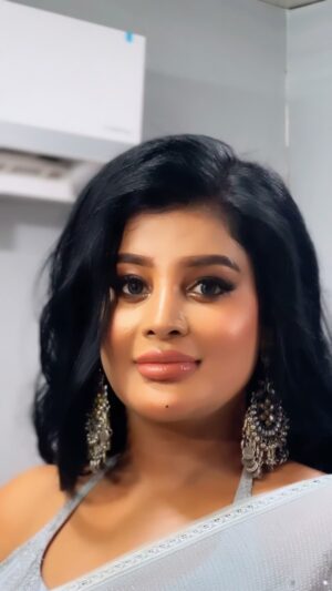Preethi Kitchappan Instagram - BTS from a recent shoot….

Kudos to @jothimuthuram for the flawless dolly makeup and hairdo…Magic in her hands and rolling third time in a row for my shoots consistently….. calm and composed you bring star dust to the table❤️❤️❤️

I did not know I could ever look this put together, pretty and beautiful 🤩 

@nekz_couture @jothimuthuram @24x7studioo @landofwonders2022 what a beautiful and memorable day it was… I can’t wait for the footage bring them on soon❤️

#insta #instagood #instagram #santhosnarayanan #chitta #makeupartist #makeup #réel #reelsinstagram #explorepage #foryou #fyp #explorepage✨ #saree #sareelove #photooftheday #photo #photoshoot #trendingreels #viralreels #viralvideos
