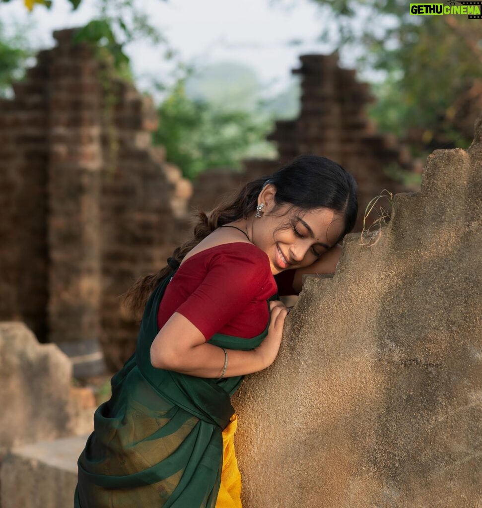 Preethiga Instagram - “Orla thenmozhi, kanimozhi nu yaradhu vakya varadhula thiriyuva avala thedi thedi love pannu “ So here is the village girl waiting for her soulmate with so much of expectation about the world and with some sweet insecurities of her own . The girl next village is the concept here . Everybody knows someone related to this post share this to them 🖤 . Photography: @sathyaphotography3 ❤ . #preethiga