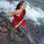 Preethiga Instagram - The place made me forget I was there for a shoot . No makeup nothing I was just having a good moment there by playing in the falls ✨🍂 . @inmedias360 you did a wonderful job taking me there . #preethiga #inmedias #trendingpost
