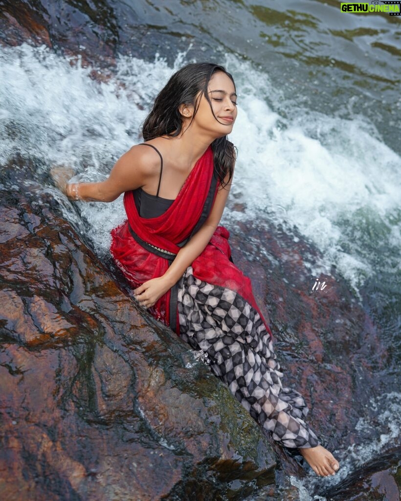 Preethiga Instagram - The place made me forget I was there for a shoot . No makeup nothing I was just having a good moment there by playing in the falls ✨🍂 . @inmedias360 you did a wonderful job taking me there . #preethiga #inmedias #trendingpost