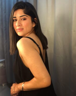 Preeti Singh Instagram - Just in case you need to know
I fall in love with you a little bit more 💕
.
.
.
#selftalk #dailyaffirmations #portraits #explore #fyp