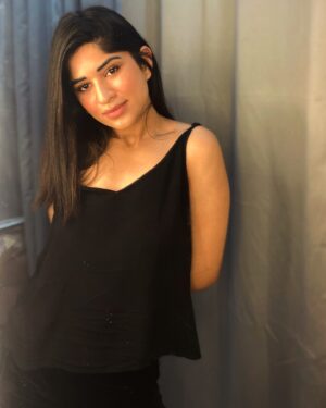 Preeti Singh Instagram - Just in case you need to know
I fall in love with you a little bit more 💕
.
.
.
#selftalk #dailyaffirmations #portraits #explore #fyp