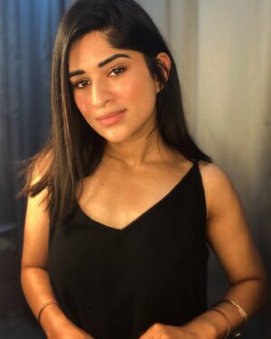 Preeti Singh Instagram - Just in case you need to know
I fall in love with you a little bit more 💕
.
.
.
#selftalk #dailyaffirmations #portraits #explore #fyp