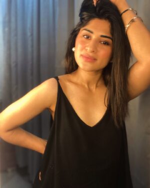 Preeti Singh Instagram - Just in case you need to know
I fall in love with you a little bit more 💕
.
.
.
#selftalk #dailyaffirmations #portraits #explore #fyp