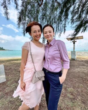 Priscelia Chan Instagram - The weather and heat can be relentless while filming #孺子可教也 BornToShine but it feels like a breeze to act with @mindeeong too! 我们继续加油 ‘珊珊’ ！😊🌻💛
Real life (pic 1) and Reel life in characters (pic 2) pic 😆#mediacorpborntoshine