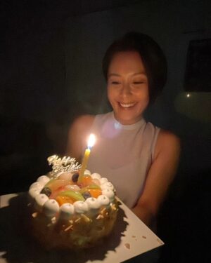 Priscelia Chan Instagram - Thank you for the lovely surprise my Angels in #孺子可教也 😊🌻🙆‍♀️♥️ 你们真会演！I was wondering how come the lights went off when I was touching up my make up for the night scenes 😆 感恩！感谢！