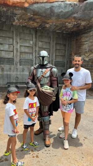 Priscila Faz Instagram - Star Wars, gracias por existir. 

Atentamente: señores en Disney 🤣. 

Taggea al señor que muere por su Stormtrooper 🌌🔫