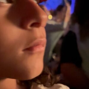 Priscila Faz Instagram - Día 1 y 2: llegada triunfal con vómitos y #MagicKingdom 

1. Pose extra dirigida por una chavita gen z venezolana 
2. Emi elegante y etérea, antes de que comenzara la acción gastrointestinal 
3. Close up de la infanta 
4. Conociendo a la tía Tiana 
5. Emi la más actriz, en realidad ni fuma a Rapunzel 
6. El Black Pitt cargando a toda la familia (literal)
7. The Shining (Chocotwin versión) 
8. Tag de sponsor @diegocoronado33 🤑
9. Fila de 🦆🥹
10. 🦃🦵🏽
11. Close up de Carola 😍
12. La infanta victoriosa en Tron 💪🏾
13. 🏰 🎆
14. 🏰 con la banda 
15. Narración con acontecimiento de los hechos 

Gracias por sus buenas vibras acompañadas con historias de cuando ustedes o sus familiares tuvieron enfermedades variadas en viajes 🤣 las amo, madrinas ✨✨✨