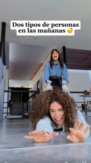 Priscila Faz Instagram - ¿Eres la amiga zombie en las mañanas o la que trae toda la pila? 🔋🪫😂 @priscilafaz y yo en realidad somos al revés ✨ #humor #morningroutine #nightowl