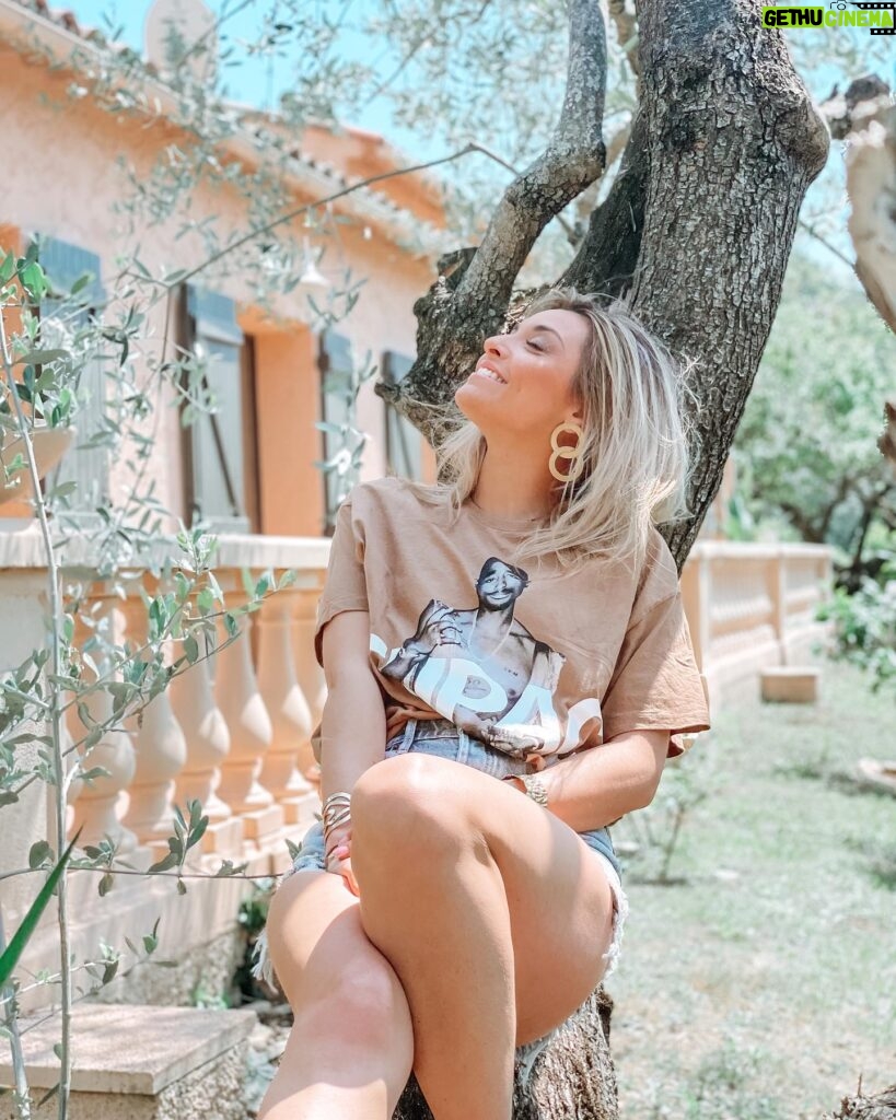 Priscilla Betti Instagram - Un air de Provence 🌿 Photo by @insta_minutepapillon ❤️