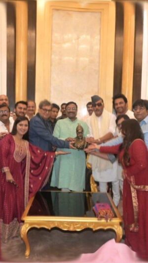 Pritam Kagne Instagram - ब्रिटनच्या म्युझियम मधे केला सुधीर मुनगंटीवार साहेबांनी करार 
साऱ्या जगाने बघितला छत्रपती शिवाजी महाराजांच्या वाघनखांचा थरार.

छत्रपती शिवाजी महाराज यांची वाघनखे ब्रिटन येथून भारतात आणण्यासाठी चा सामंजस्य करार यशस्वीरित्या संपन्न केल्याबद्दल माननीय श्री सुधीर भाऊ मुनगंटीवार (मंत्री सांस्कृतिक वनविभाग व मत्स्य विकास मंत्री) यांचा सत्कार समारंभ पर्णकुटी येथे त्यांच्या निवासस्थानी आयोजित करण्यात आला होता. या वेळी चित्रपट सृष्टीतील अनेक मान्यवर कलाकार मंडळी उपस्थित होते दिग्दर्शक श्री सुभाष घई , महेश कोठारे, सुप्रसिद्ध अभिनेते जॅकी श्रॉफ ,शरद केळकर , प्रीतम कागणे, अमोल कागाने, प्रीतम पाटील, सुरेश पाई, संदीप कुलकर्णी , सौरव गोखले, शिव ठाकरे ,माधव देवचके ,भारत गणेशपुरे ,नूतन जयंत , व चित्रपट कामगार सेनेचे अध्यक्ष संदीप घुगे व अनेक मान्यवरांच्या हस्ते माननीय मंत्री श्री सुधीर भाऊ मुनगंटीवार यांचा सत्कार करण्यात आला . छत्रपती शिवरायांची वाघनखे भारतात परत आणण्यासाठीचे त्यांनी  घेतलेले अथक परिश्रम व प्रयत्न यासाठी त्यांचे मनापासून आभार मानले व अभिनंदन केले . यावेळी सुधीर भाऊंनी चित्रपटसृष्टीसाठी घेतलेल्या अनेक नवीन योजनांची माहिती व नवनवीन योजना ज्या चित्रपटसृष्टीत अतिशय महत्त्वाच्या ठरतील अशा निर्णयांबद्दल आमच्याशी चर्चा केली . खरोखर सुधीर भाऊ महाराष्ट्राच्या प्रत्येक शिवभक्ताचावतीने व तसेच आम्हा तमाम कलाकारांच्या वतीने तुमचे मानावे तेवढे आभार थोडेच आहे पुन्हा एकदा कृतज्ञता व्यक्त करून मनापासूनधन्यवाद म्हणते 🙏.
जय शिवराय वंदे मातरम् 🚩🇮🇳

Sudhir Mungantiwar

Eknath Shinde - एकनाथ संभाजी शिंदे

#chandrashekarbawankhule #devendrafadnavisformaharashtra #pritamkagne #amolkagne