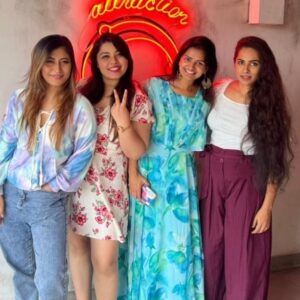 Priya Manjunathan Instagram - Soon happy to meet u all after ages 💓  love u guys..should do dis often 💖