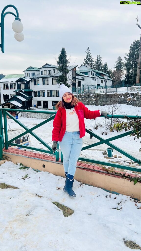 Priya Prince Instagram - My first ever Snow 🥶🥶🥶🥶 .. #live #life #work #workhard #enjoy #kashmirtourism #travel #love #priyaprincechannel