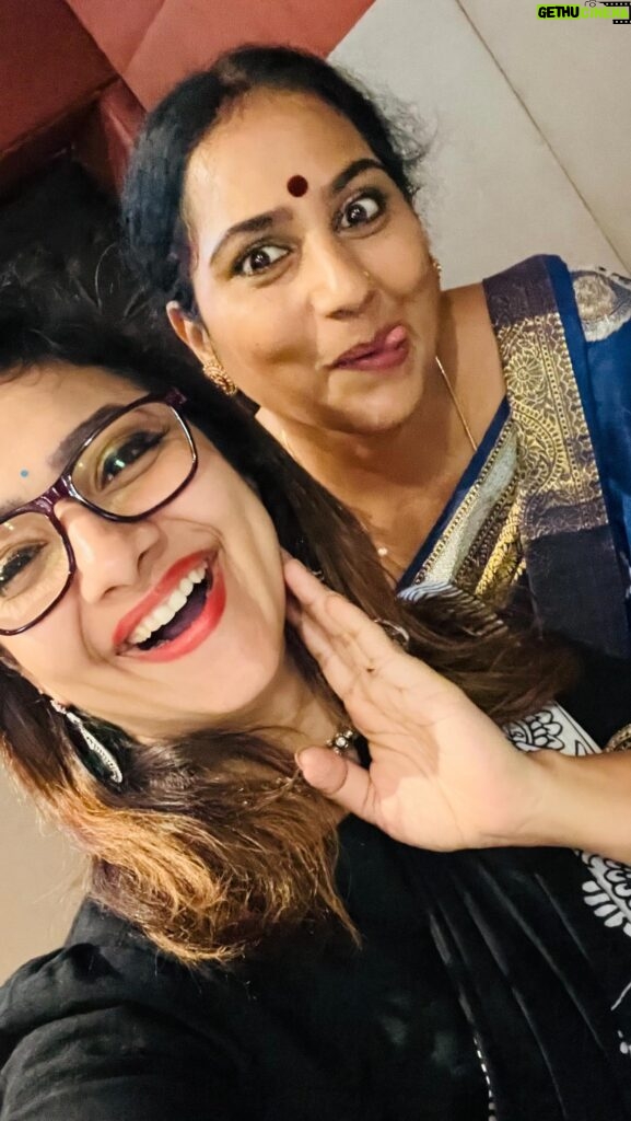 Priya Prince Instagram - Some Scenes are Best ☺️☺️… ooops sorry some Reels are Best 🤣🤣🤣🤣🤣🤣 @shastrygayathri ❤️❤️🫰🏻🫰🏻🫰🏻 .. .. #ree #reelsinstagram #reelsindia #reelsvideo