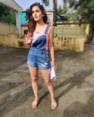 Priyanka Purohit Instagram - A lil breather in between the shots 😎✨
.
.
.
@viuindia #sumersinghdiaries 
Make up : @reemarkable_you 
Hair : @dhara.muni 
Styled by : @divyagupta7 @prameetsaini