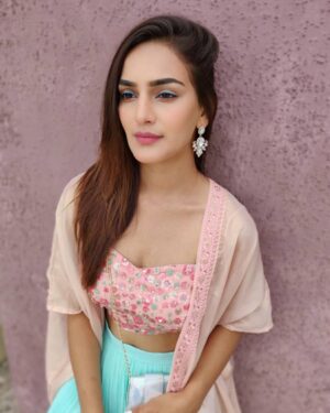 Priyanka Purohit Instagram - About yesterday for Ganpati Darshan
😇✨
.
.
Outfit by : @labelshalinikhanija
Jewellery & Sling : @shein_in
Clicked by : @brain_lagg
