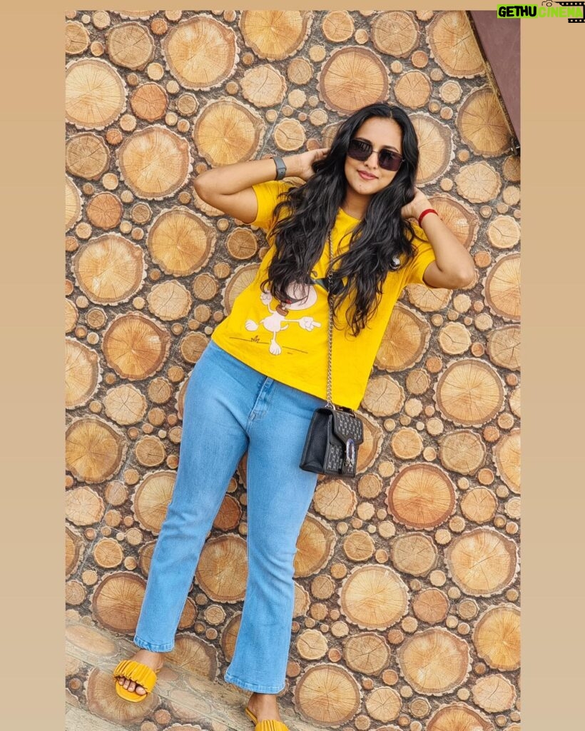 Priyanka Shivanna Instagram - 💛 . . #dayout #chill #summervibes