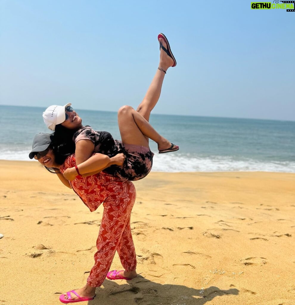 Priyanka Shivanna Instagram - 🧡🖤 . . #mangalore #beachvibes #happyday #friendship